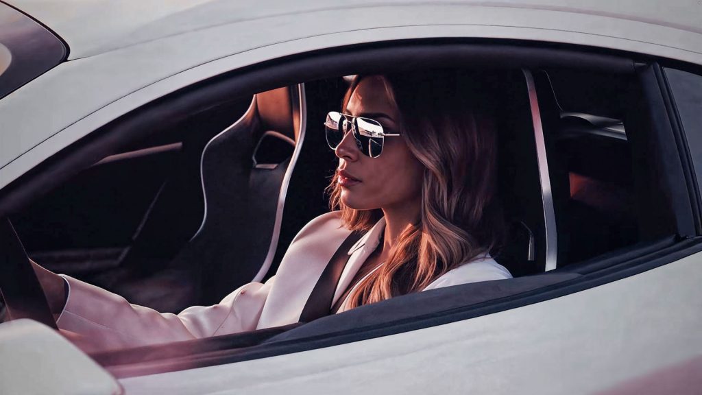 Frau mit Sonnenbrille im Cockpit eines weißen Supersportwagens – KI-generiert mit Veo 3.1