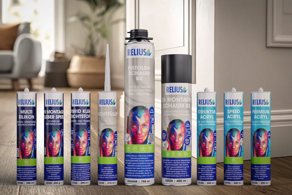 Familienaufstellung der neun Relius-Dichtstoff-Produkte vor warm beleuchtetem Wohnraum, hybride Bildproduktion aus KI-Umgebung und 3D-Rendering