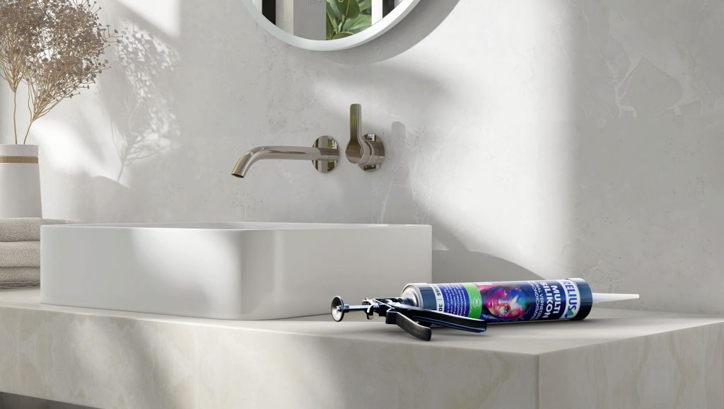 Relius Multi Silikon mit Kartuschenpistole auf modernem Waschtisch in einem hellen Badezimmer, hybride Bildproduktion